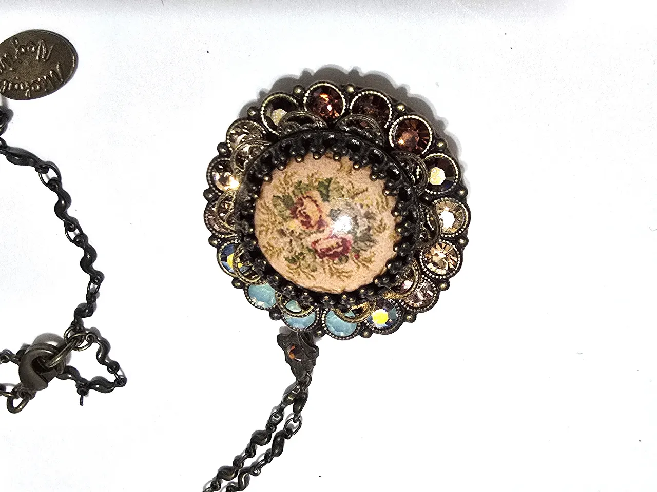 שרשרת עם תליון לוקרא של מיכל נגרין שבוץ אבני סברובסקי ואמיאל עם ורדים