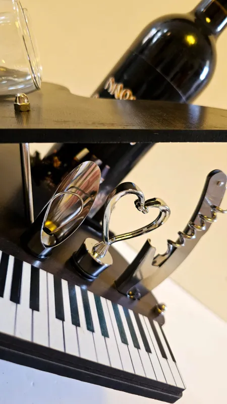 מעמד מטורףףף פסנתר עם כוסות ויין ממותג