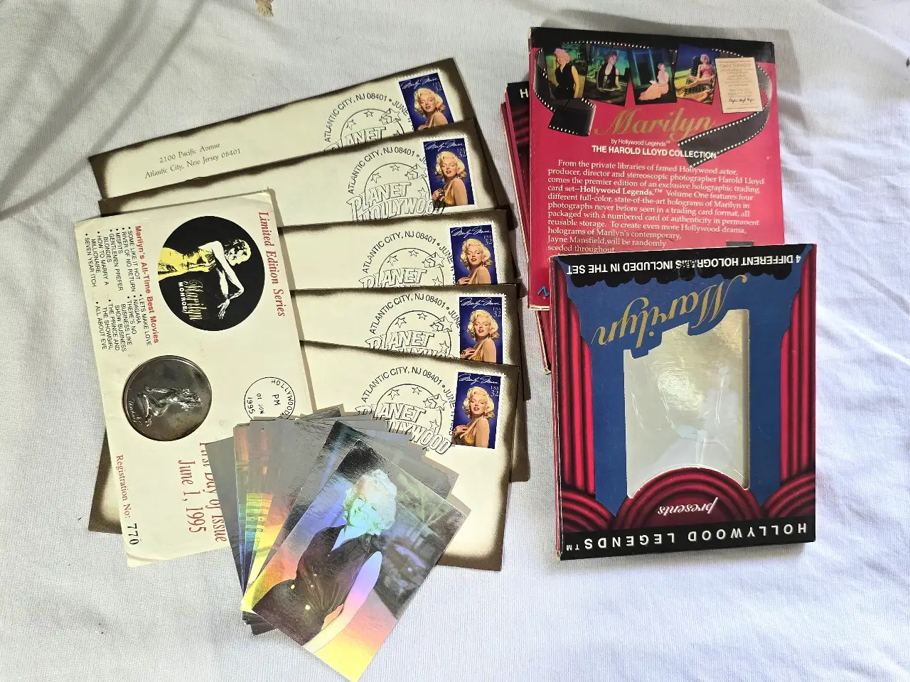 לוט 10 פריטי אספנות מרלין מונרו 1. מטבע לכבוד מרלין מונרו בתוך מעטפה מבויילת לכבוד מרלין מונרו 2 . 4 מאגדי קלפי אספנות מספר קלפים בכול מארז 3. 5 מעטפות מבוילות לכבוד מרלין מונרו