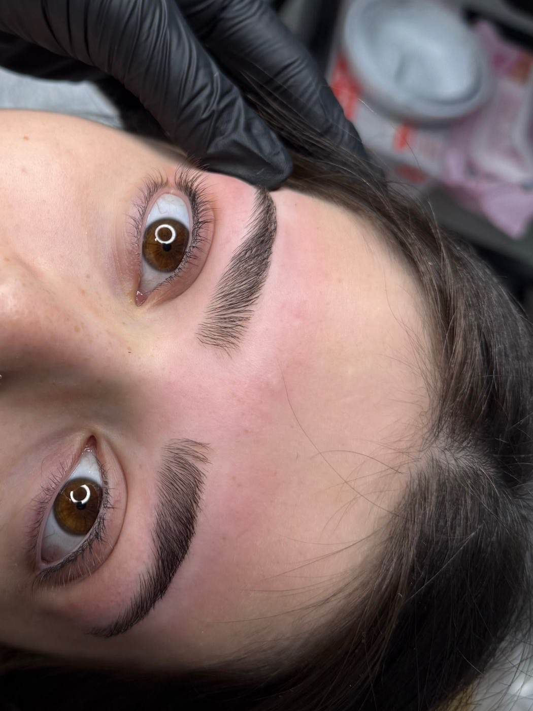 עיצוב גבות טבעיות