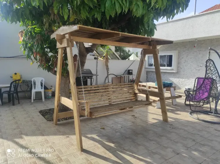 נדנדה מעוצבת מעץ מלא ניתן להזמין בתוספת גג או בלי גג