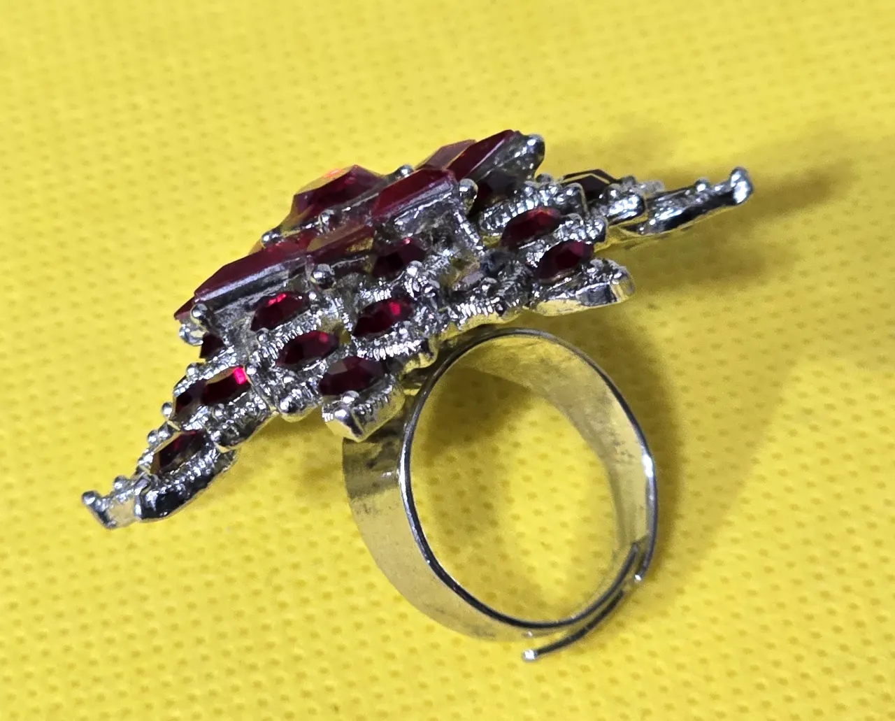 טבעת קוקטייל מרשימה משובצת אבני גראנט בציפוי כסף מתכווננת