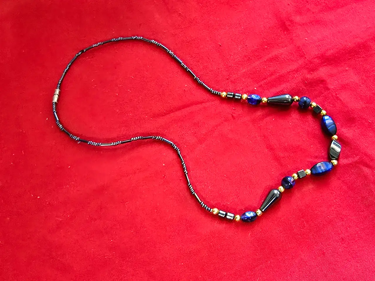 שרשרת חרוזי אבן המטיס בגוונים כחול ושחור וחרוזי זהב קטנים
