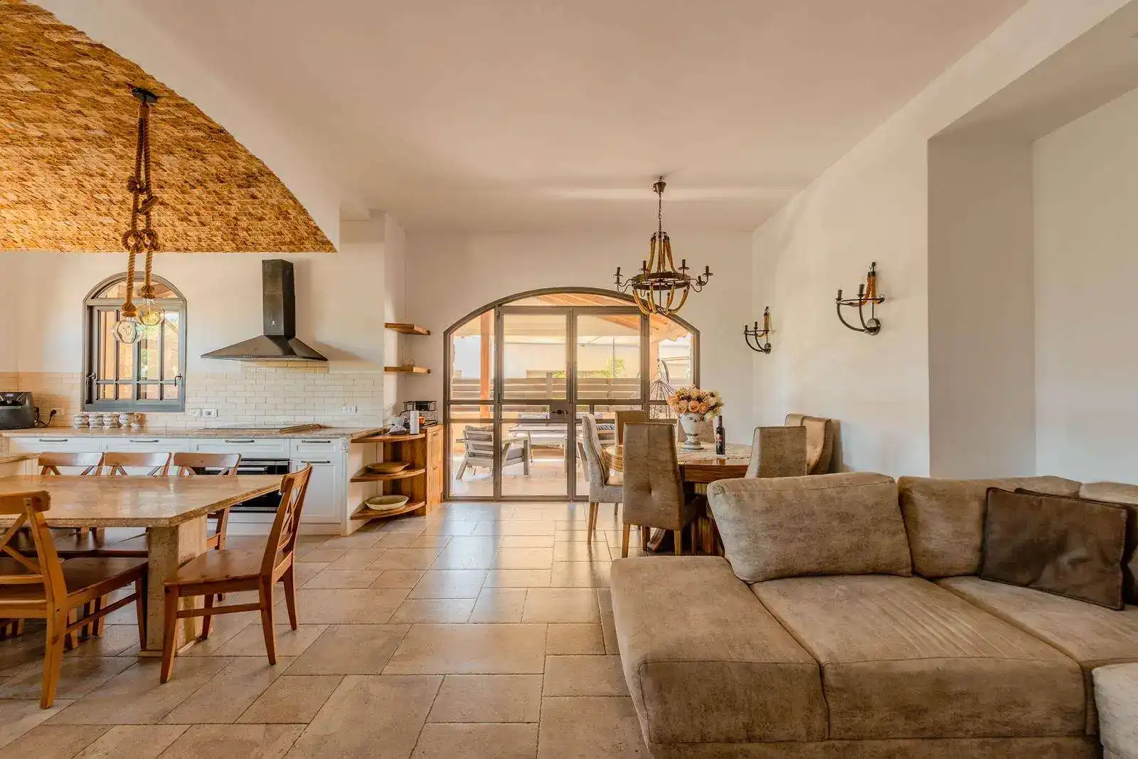 אירוח בוילת האבן - עד 15 אורחים