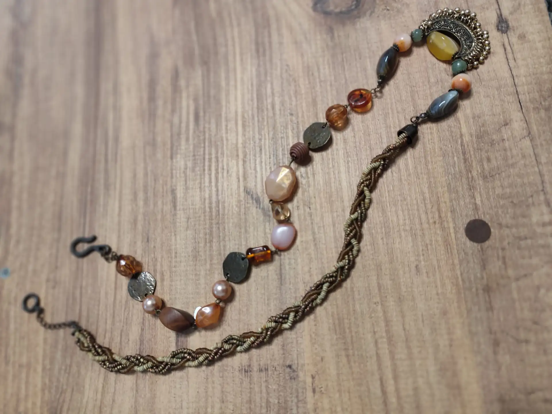 אבני חן שונים עם חרוזי זכוכית וטרמופלסטיק