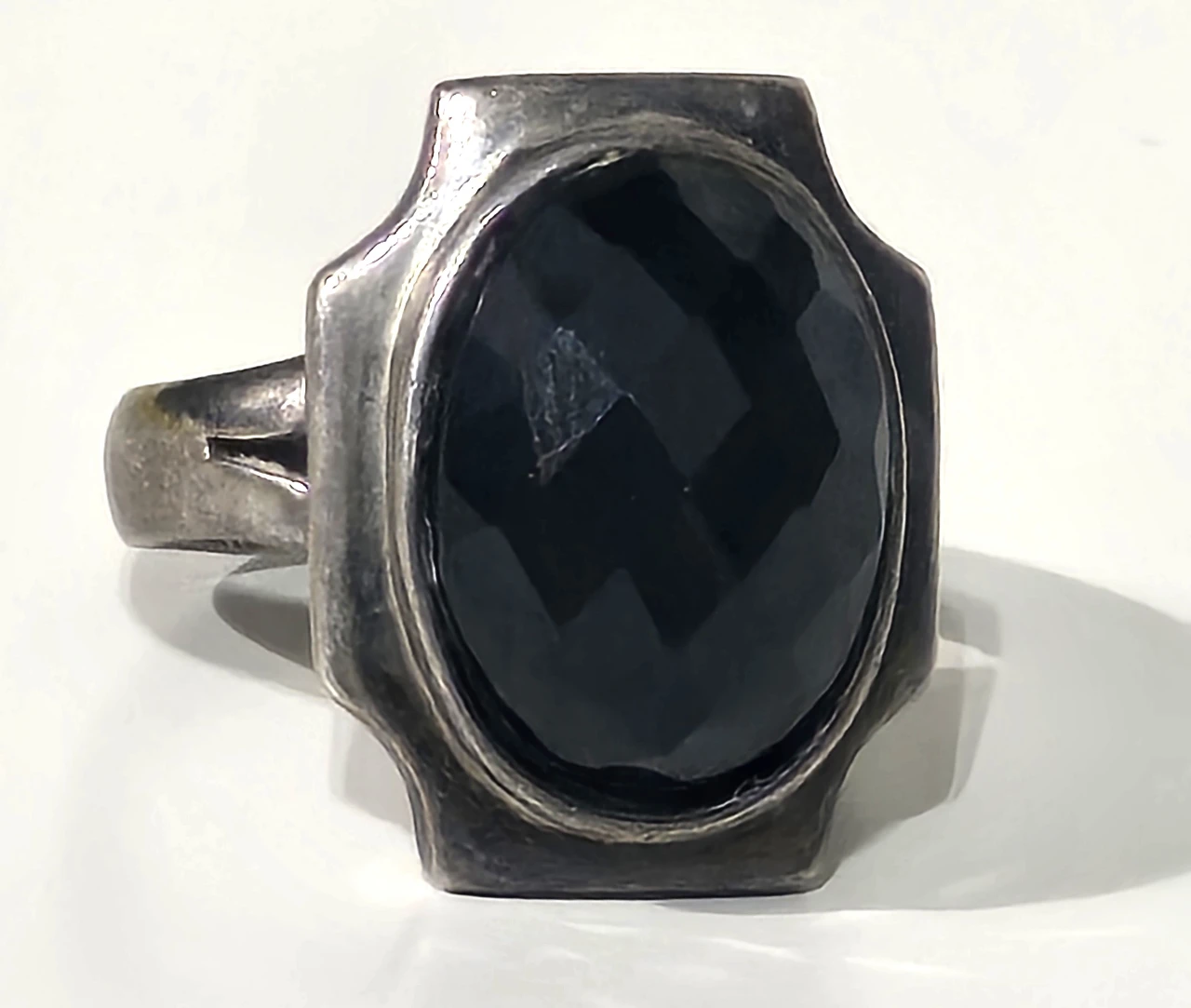 טבעת כסף 925 ואבן אוניקס שחורה במרכזה משקל 10 גרם קוטר 2 ס"מ מידה 8