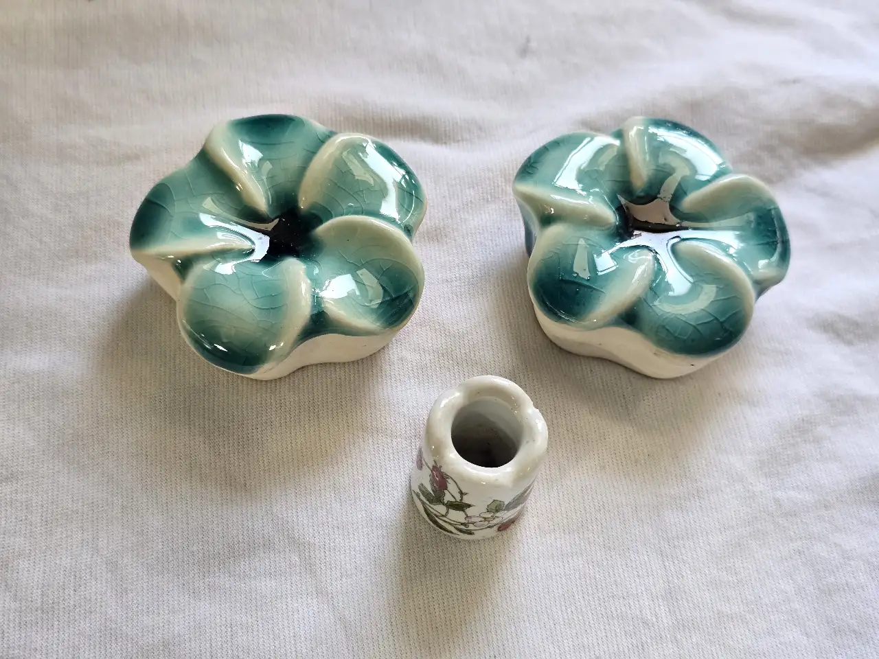 קרמיקה זוג פמוטים זהים ואחד נוסף