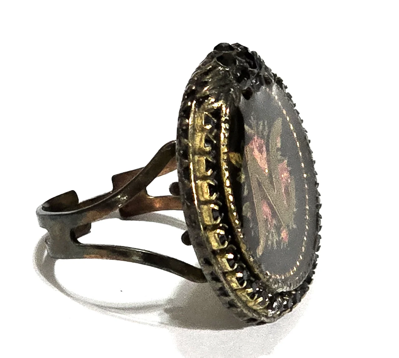 טבעת מבית מיכל נגרין חתומה הטבעת מתכווננת משובצת זרקטנים של סברובסקי מעוטרת בפרח ואמיאל עם ורדים והאות N