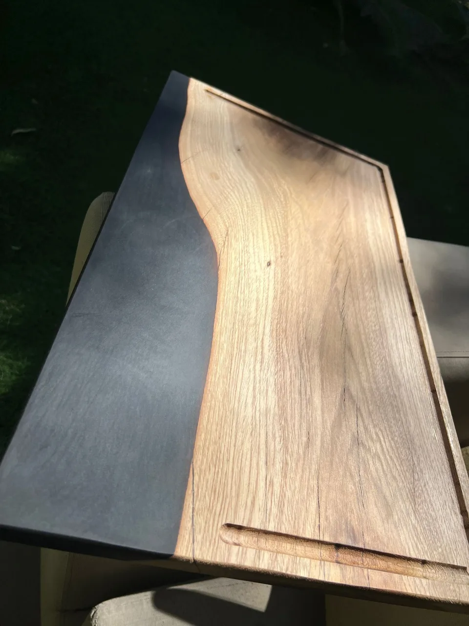 בוצ'ר עץ שיטה עם אפוקסי שחור