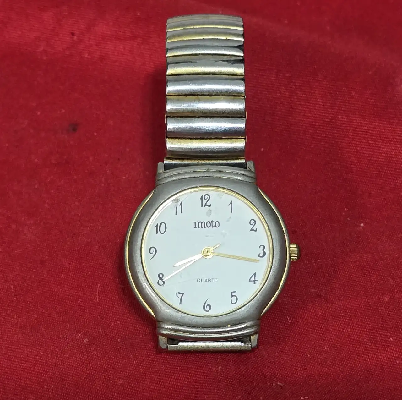 שעון יד וינט'ג בעל מנגנון קוורץ רצועת מתכת חוליות נמתחת עשויה פלדת אל-חלד מצב עבודה חוסר בסוללה