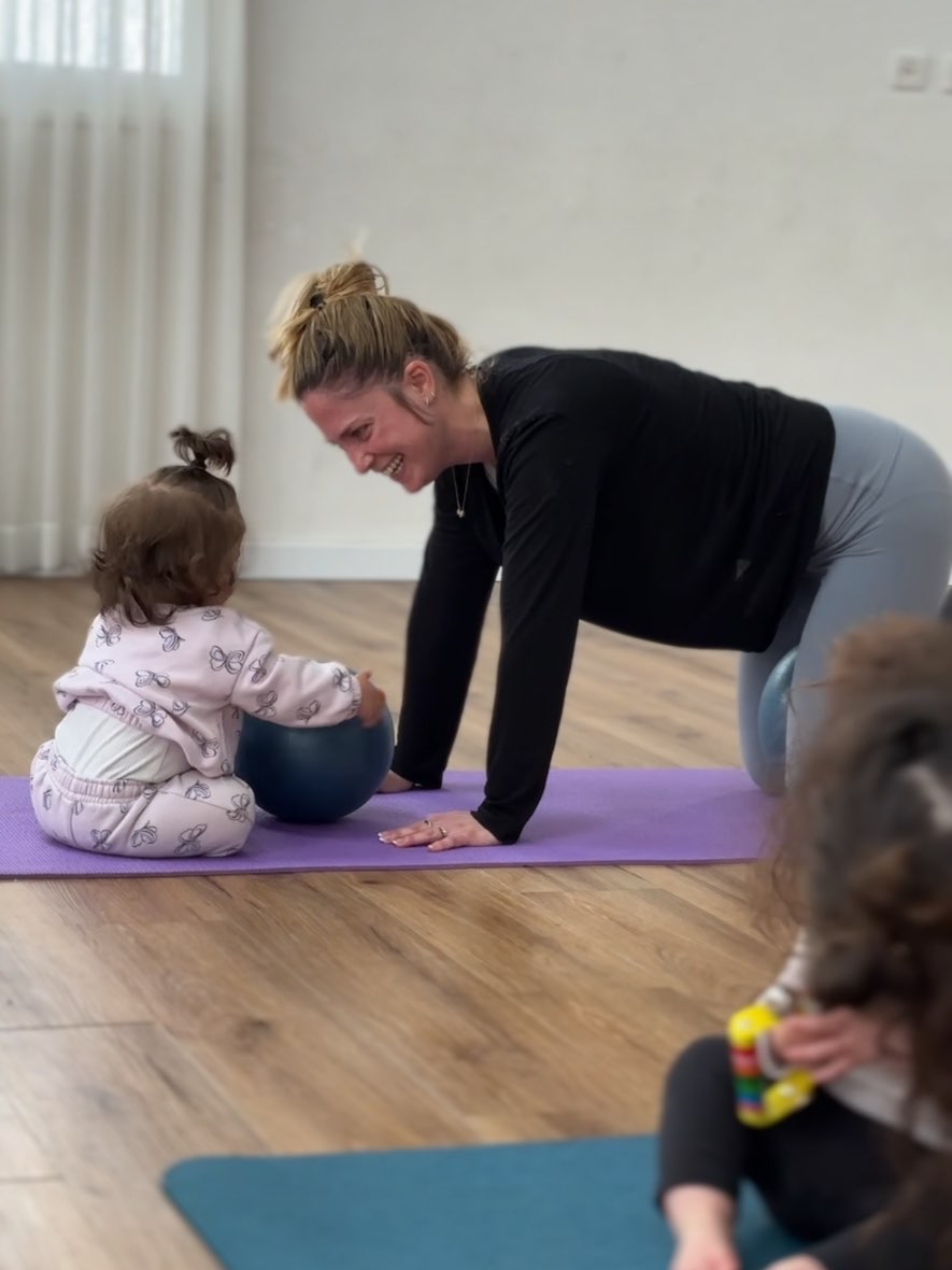 אימון פילאטיס לנשים לאחר לידה