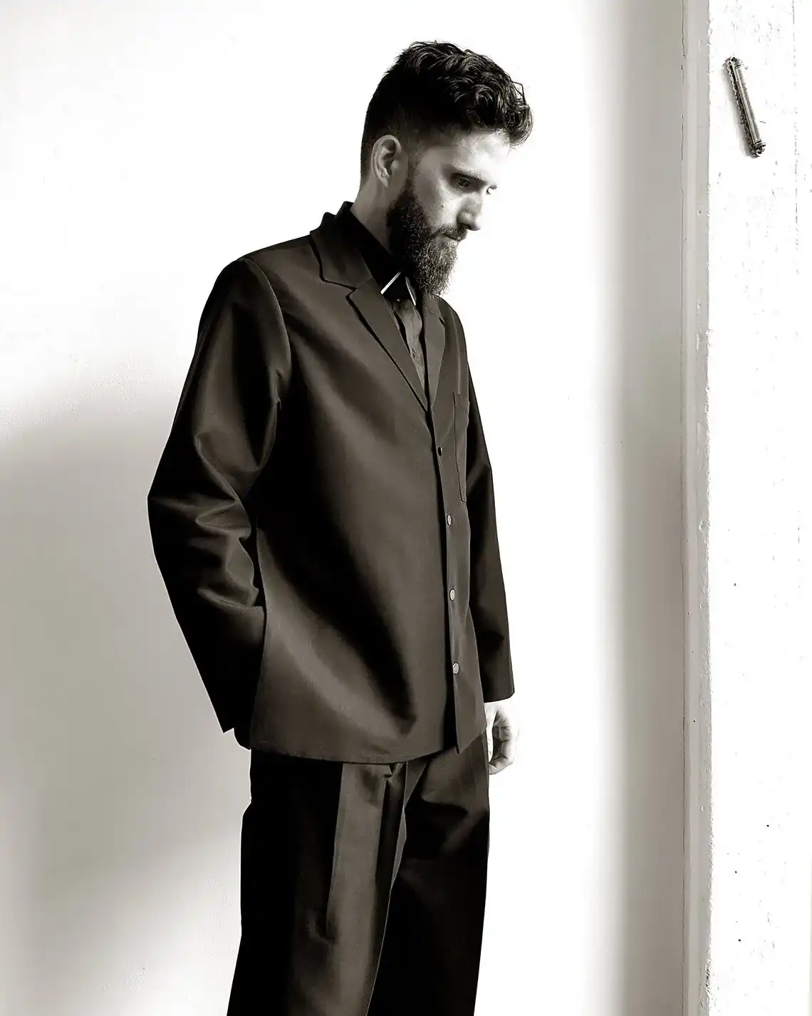 חולצת קופרו שחורה לגברים: גזרה אוברסייז, שרוול ארוך, מכופתרת