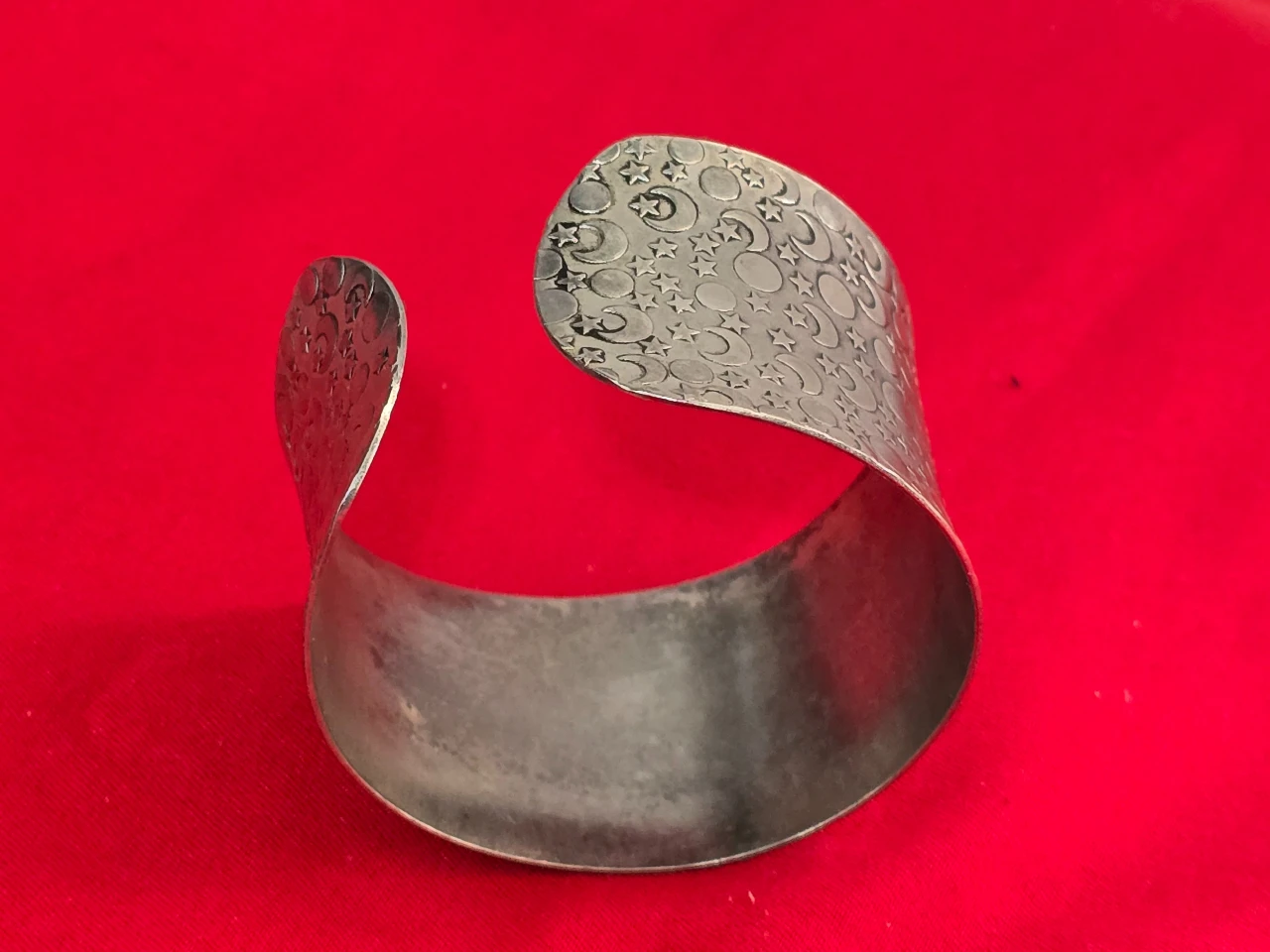 צמיד כסף נמוך קשיח עם ריקועים של כוכב והירח רוחב הצמיד 4 ס'מ