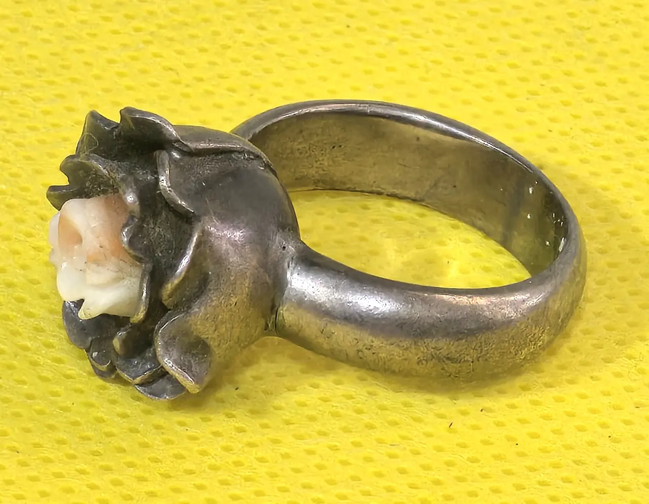 טבעת כסף 925 חתומה כאשר במרכזה שושנה כניראה מאמייאל מידה 8