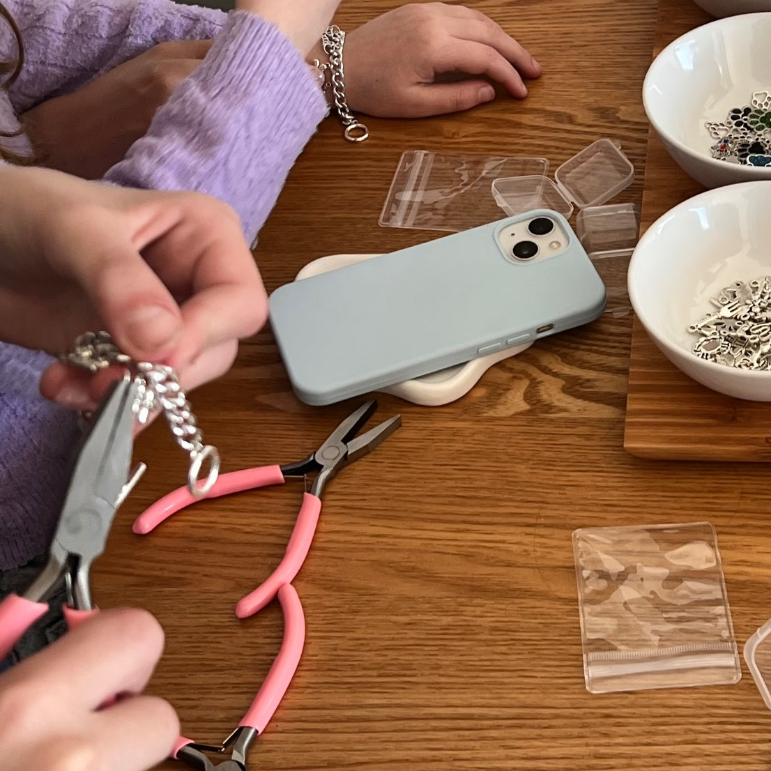 סדנאות יצירת צמידים בעיצוב אישי – חוויה יצירתית לכל אירוע