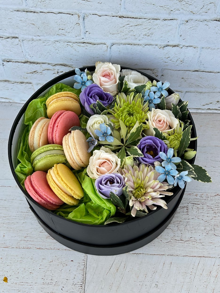 קופסת פרחים ומקרונים 250₪