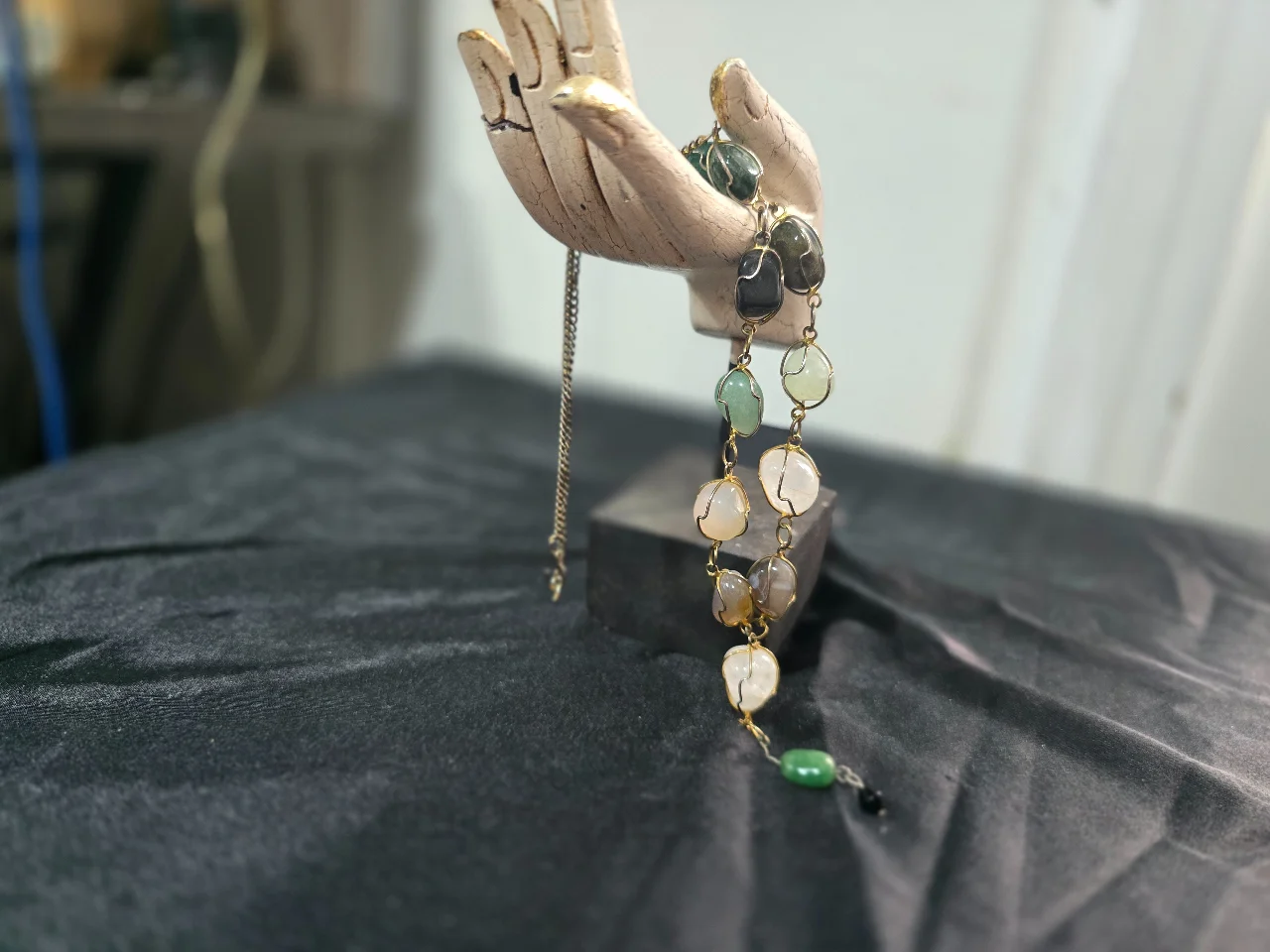 שרשרת אבני חן ברזילאית יחודית במיבנה Y מחמיא עשויה אבנים טבעיות שילוב צבעים לבן ירוק ואפור אבני אגת פריט אספנות יחודי עם סגולות