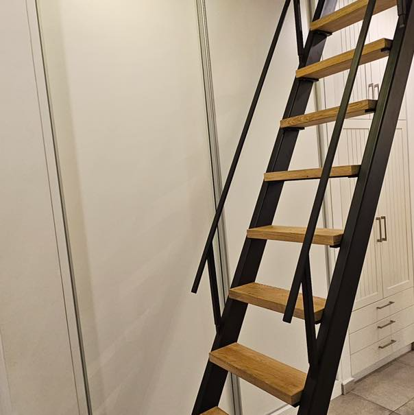 סולם מדרגות לעליית גג