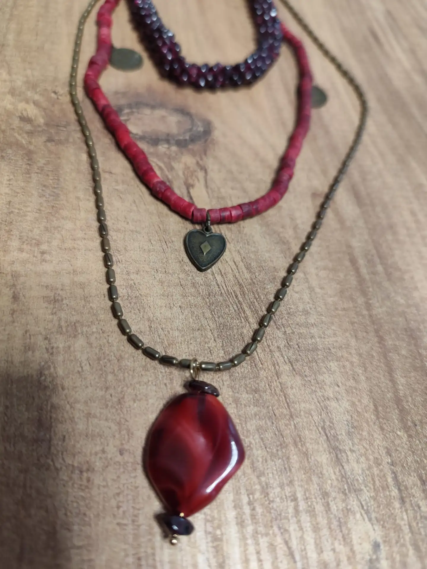 אבן חן (גרנט) עם חרוזי עץ וטרמופלסטיק