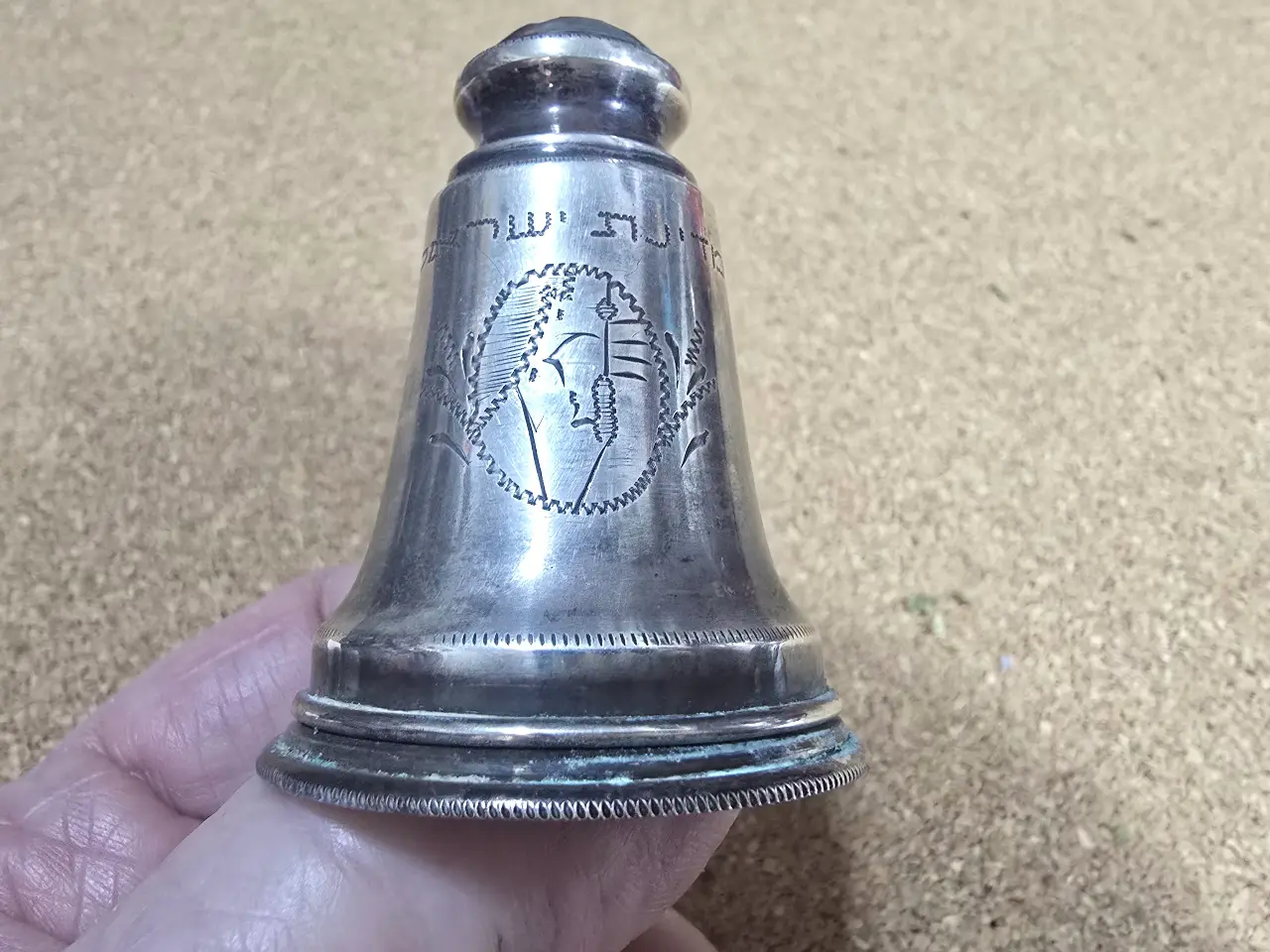 מלחית כסף קטנה ויפה מעוטרת חריטה דוגמת מפת ארץ ישראל מעל הכיתוב מדינה ישראל חתום כסף 833 ל.ג  מצב טוב  משקל: 24 גרם  גובה: 6 ס"מ  קוטר: 4 ס"מ