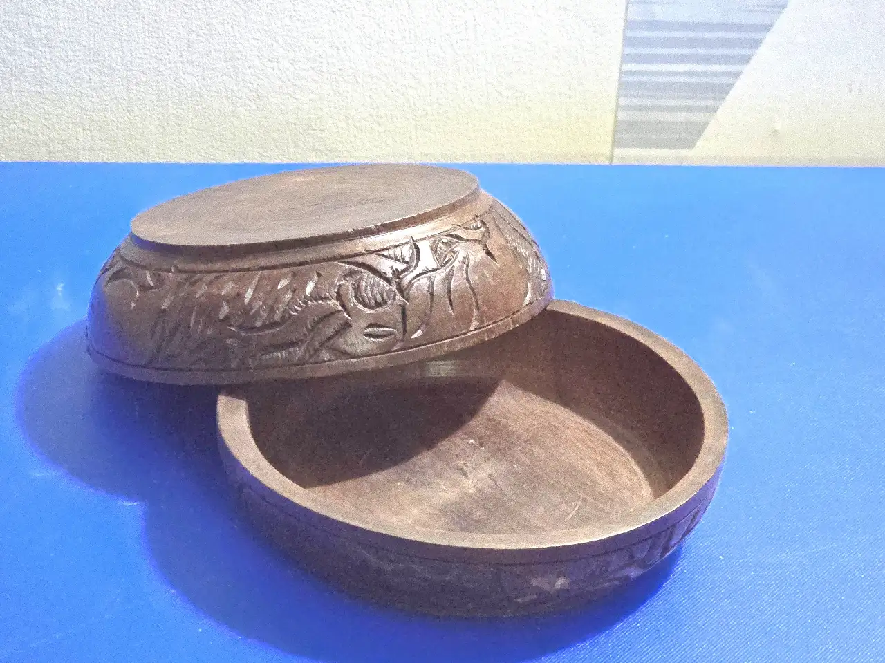 לוט שתי קערות עץ עם גילופים אפריקאיים 15 ס"מ קוטר