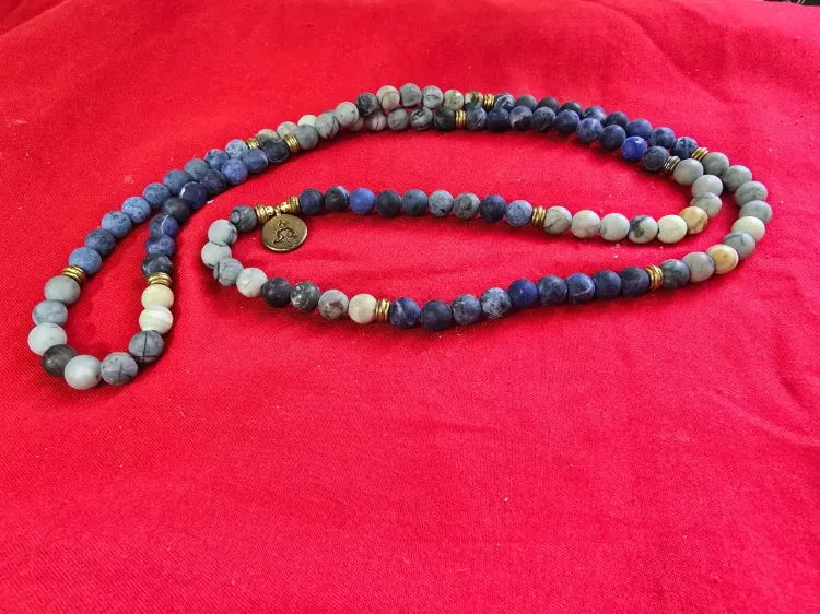 שרשרת ארוכה המורכבת מ.108 חרוזים מאבני חן טבעיות שרשרת זו משמשת למדיטציה תרגוליוגה או כשרשרת תפילה בודהיסטית