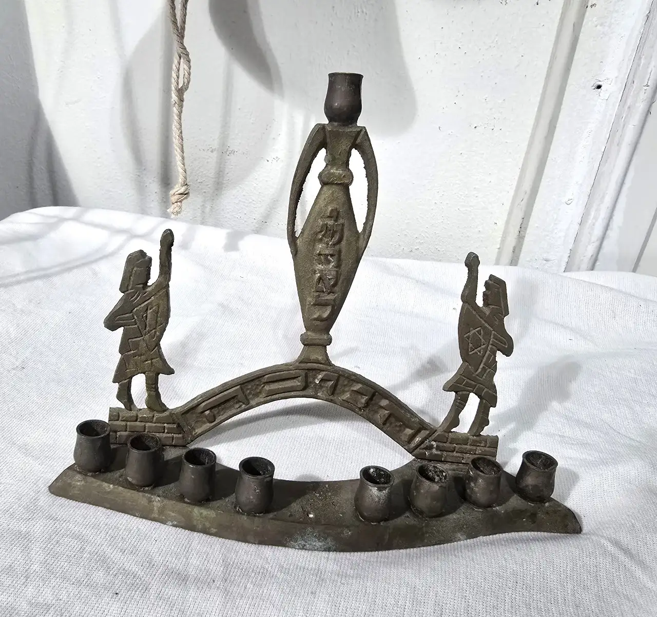 חנוכיה ממתכת פליז ישנה מאד