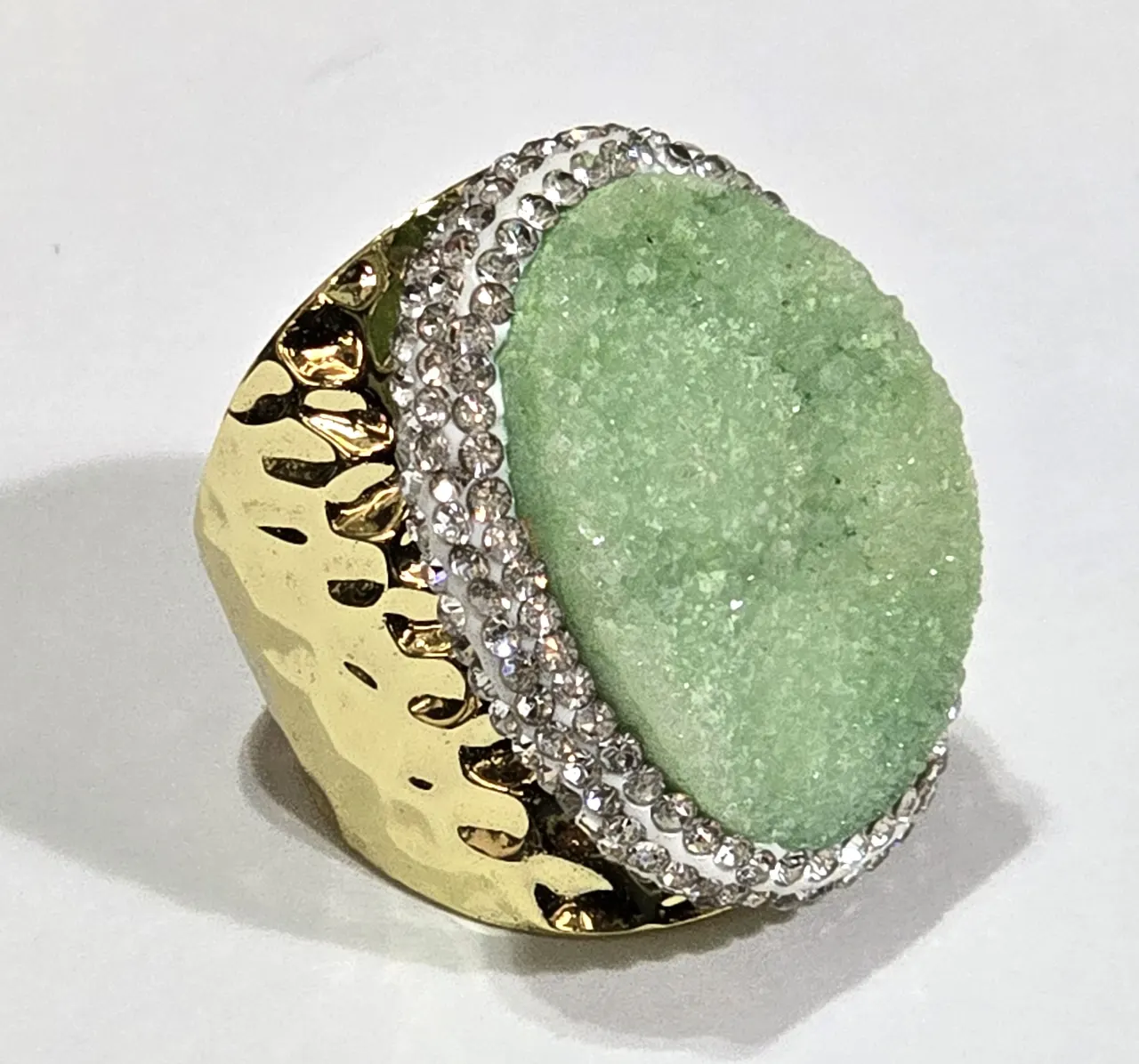 טבעת מדהימה בעבודת יד! משובצת באבן מחוספסת נוצצת גבישית בצבע ירוק