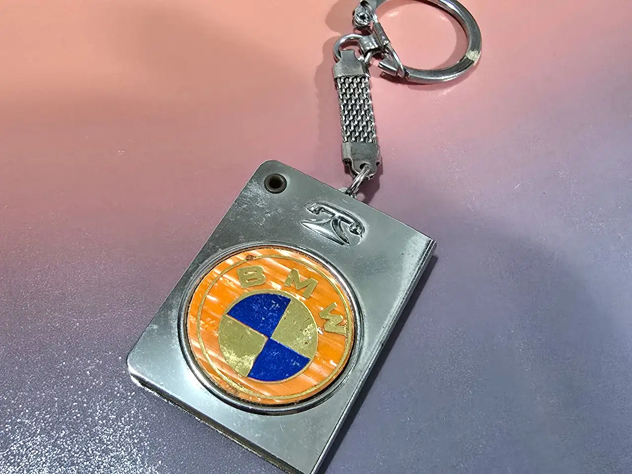 מחזיק מפתחות B\M\W ישן ממתכת עם ספר טלפונים .  מידות  4.5X3  ס"מ   .