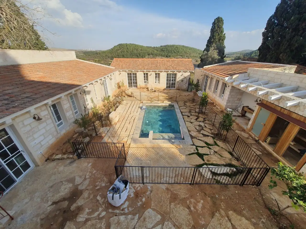 פיתוח שטח לשחזור חצר בסגנון "חקורה" עתיקה