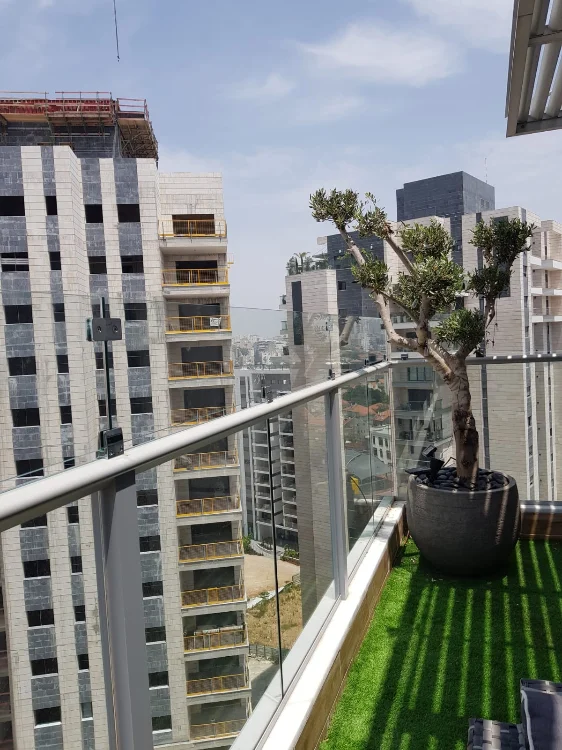 מעקות זכוכית למדרגות ולמרפסת