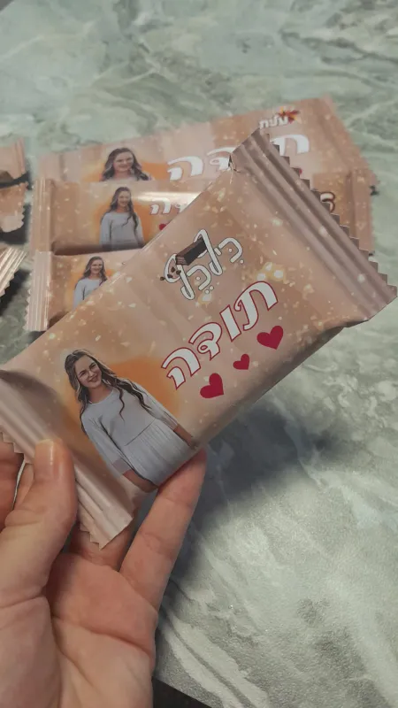 כוס עם שוקולדים ממותגים