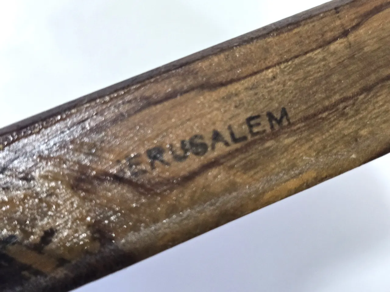 Jerusalem - מאפרה ישנה, מגולפת מעץ זית, שנות ה-20-40,המאה ה-20,פלשתינה ארץ ישראל.   כיתוב באחד הצדדים - Jerusalem   מידות - 8X8 סמ   גובה - 2 סמ   מצב שמור.