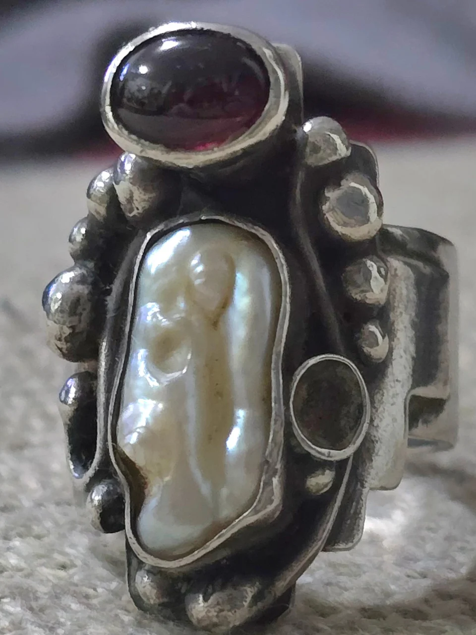 טבעת כסף 925 חתןמה משובצת במרכזה בפנינה מאורכת אחת ויחידה.. בארוק ואבן גראנט אדןמה סגנון בוהו מידה 5.5/6