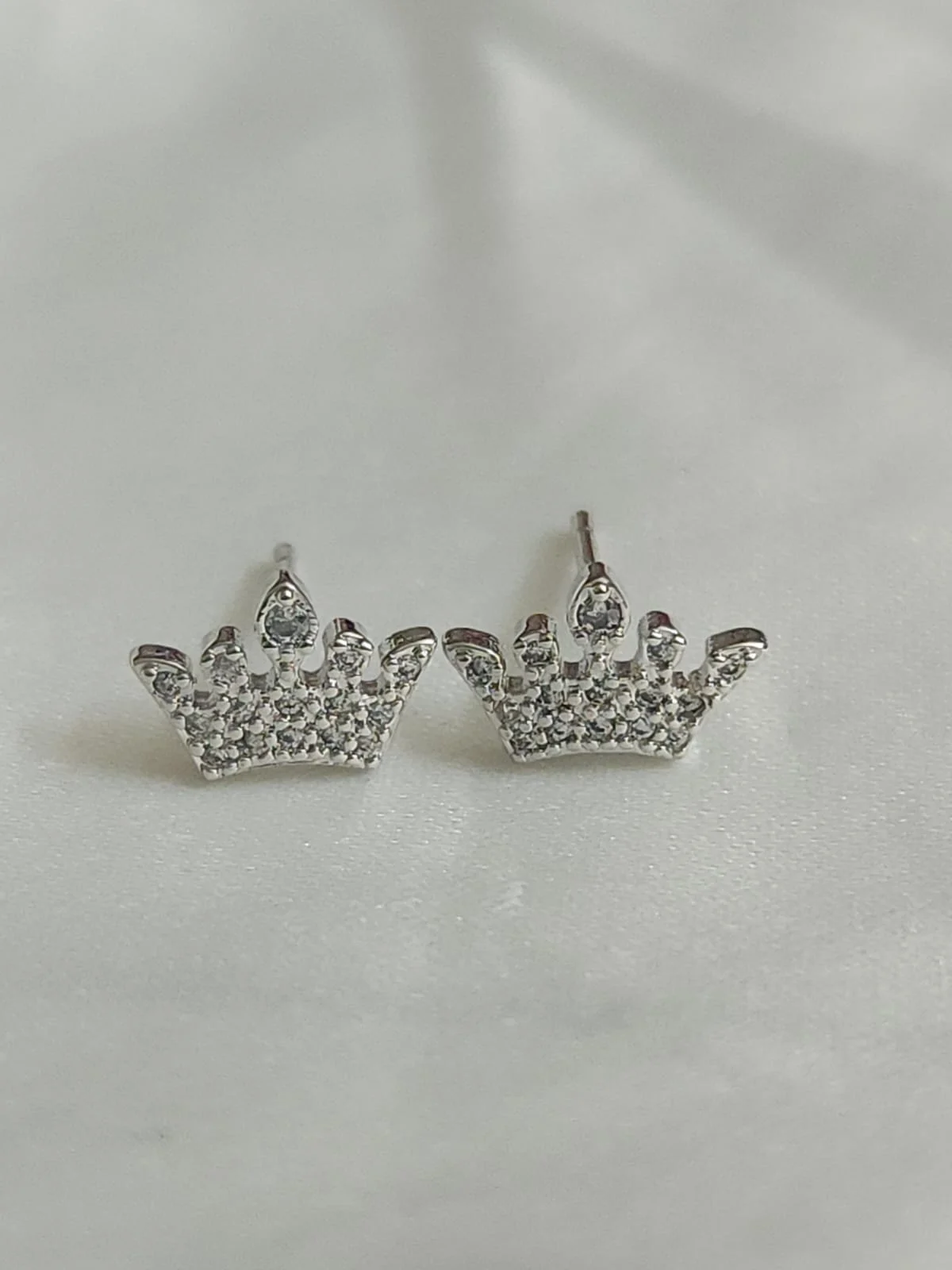 עגילים בעיצוב כתר