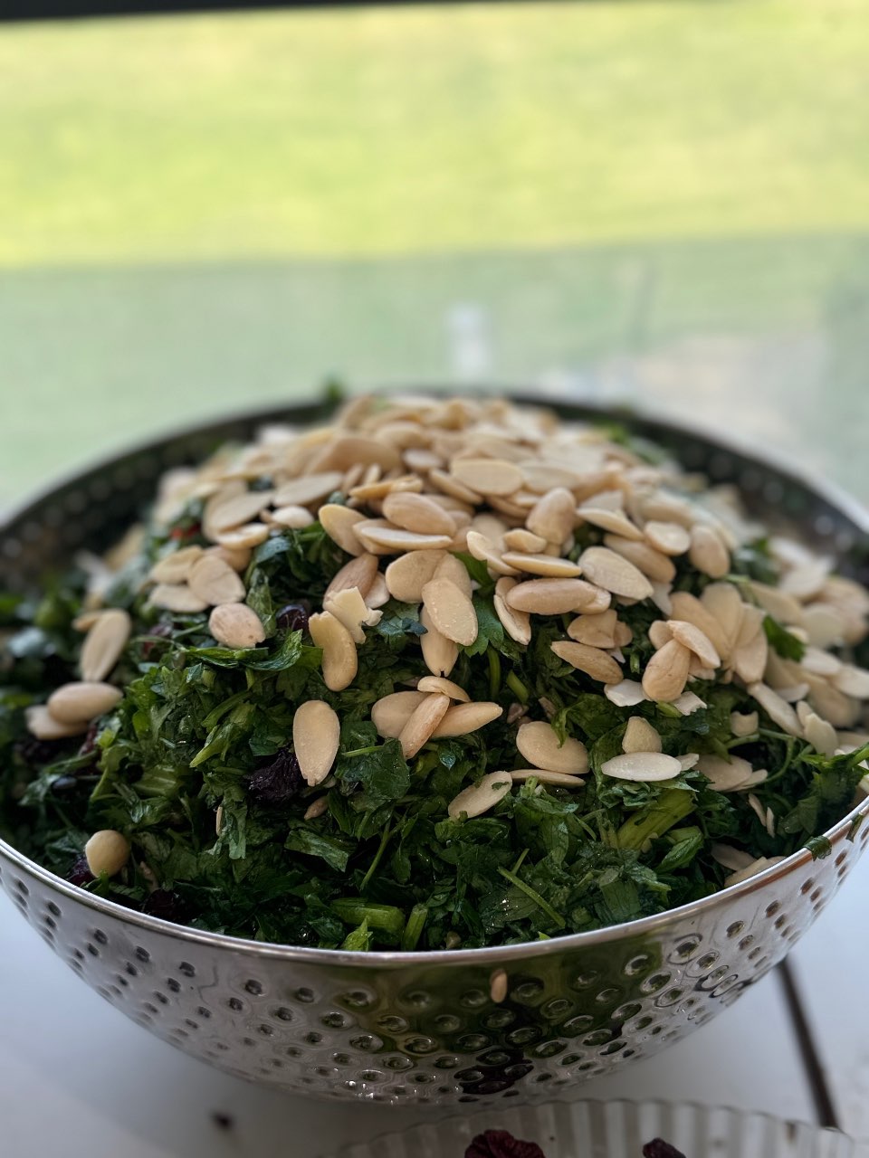 סלט ירוק עם עשבי תיבול, חמוציות ואגוזים