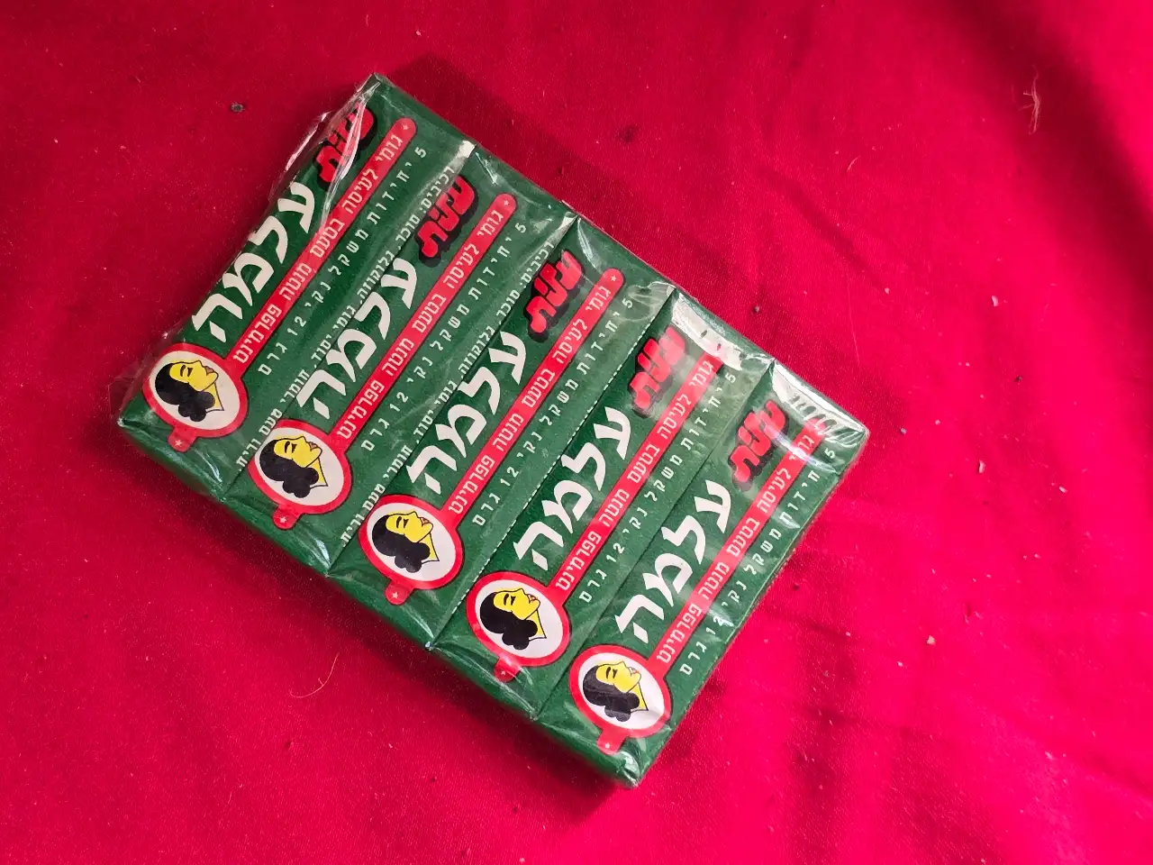 חבילת מסטיקים סגורה, עלמה מנטה חמש חפיסות מסטיקים "עלמה" של עלית, סגורות בניילון המקורי.