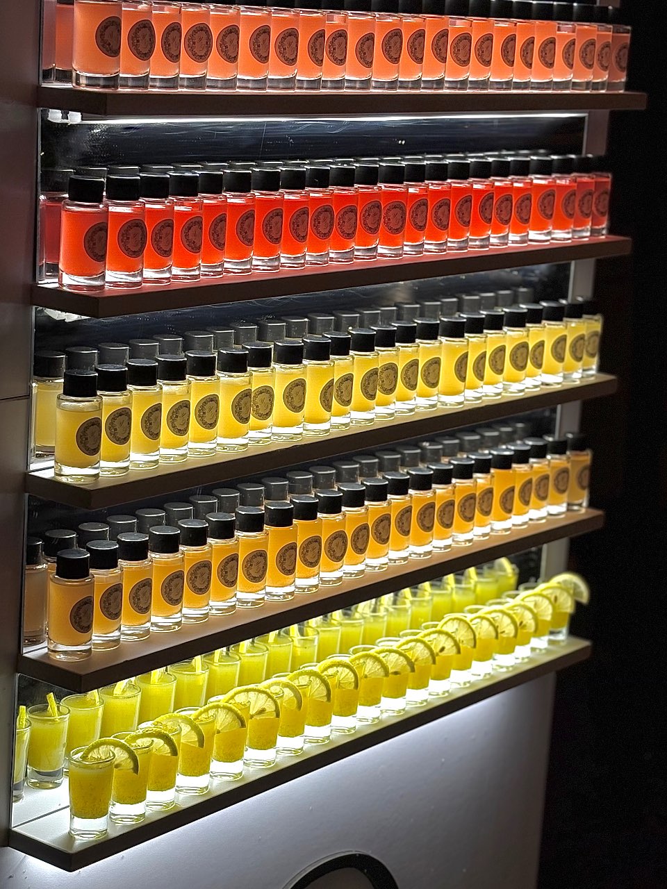 קיר צייסרים עם קוקטליים בטעמים שונים