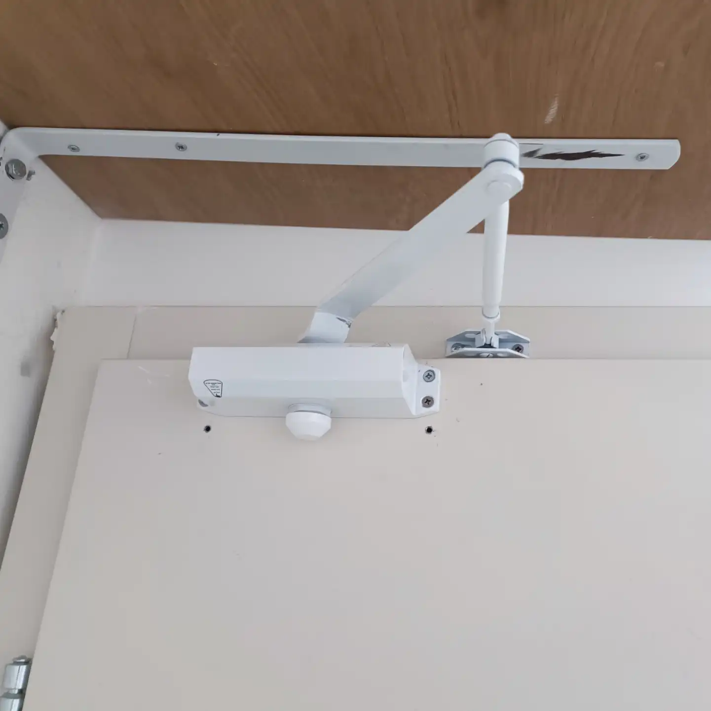 התקנת מחזיר דלת