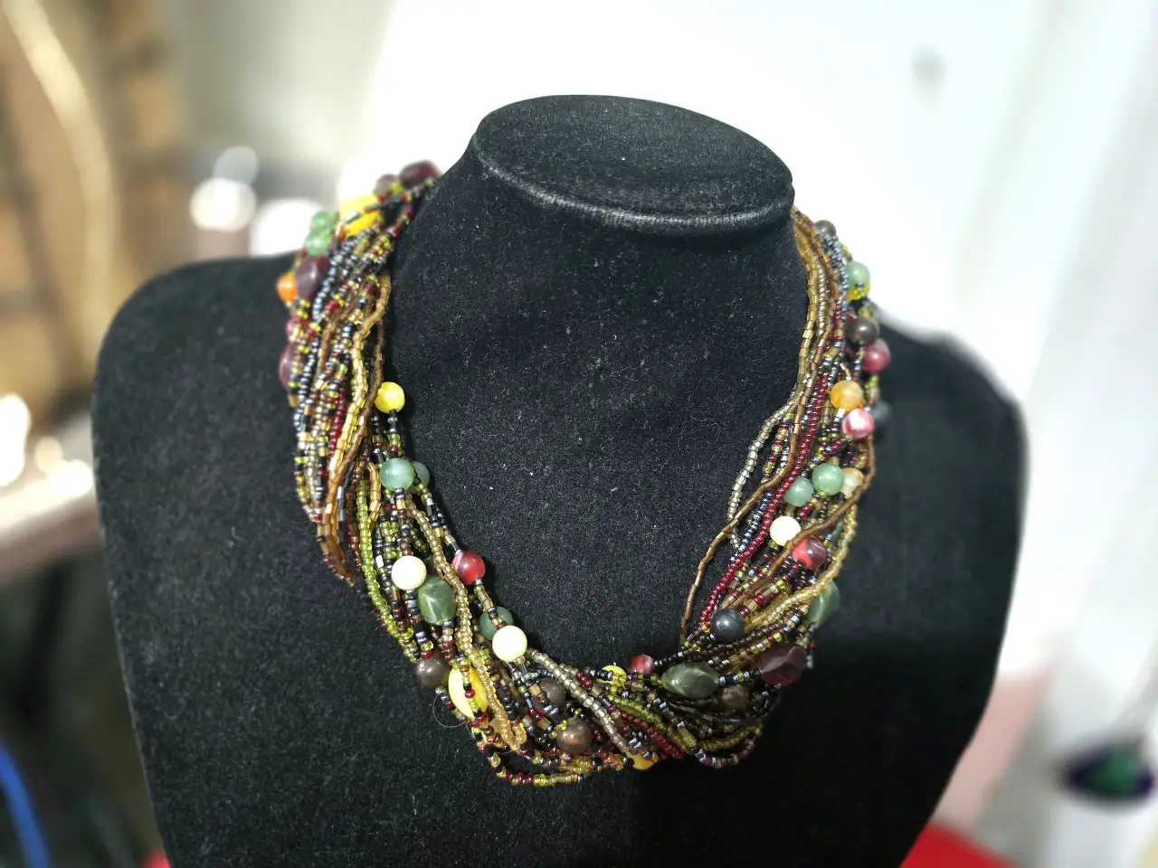 שרשרת וינט'ג צבעונית עם המון חרוזים צבעוניות