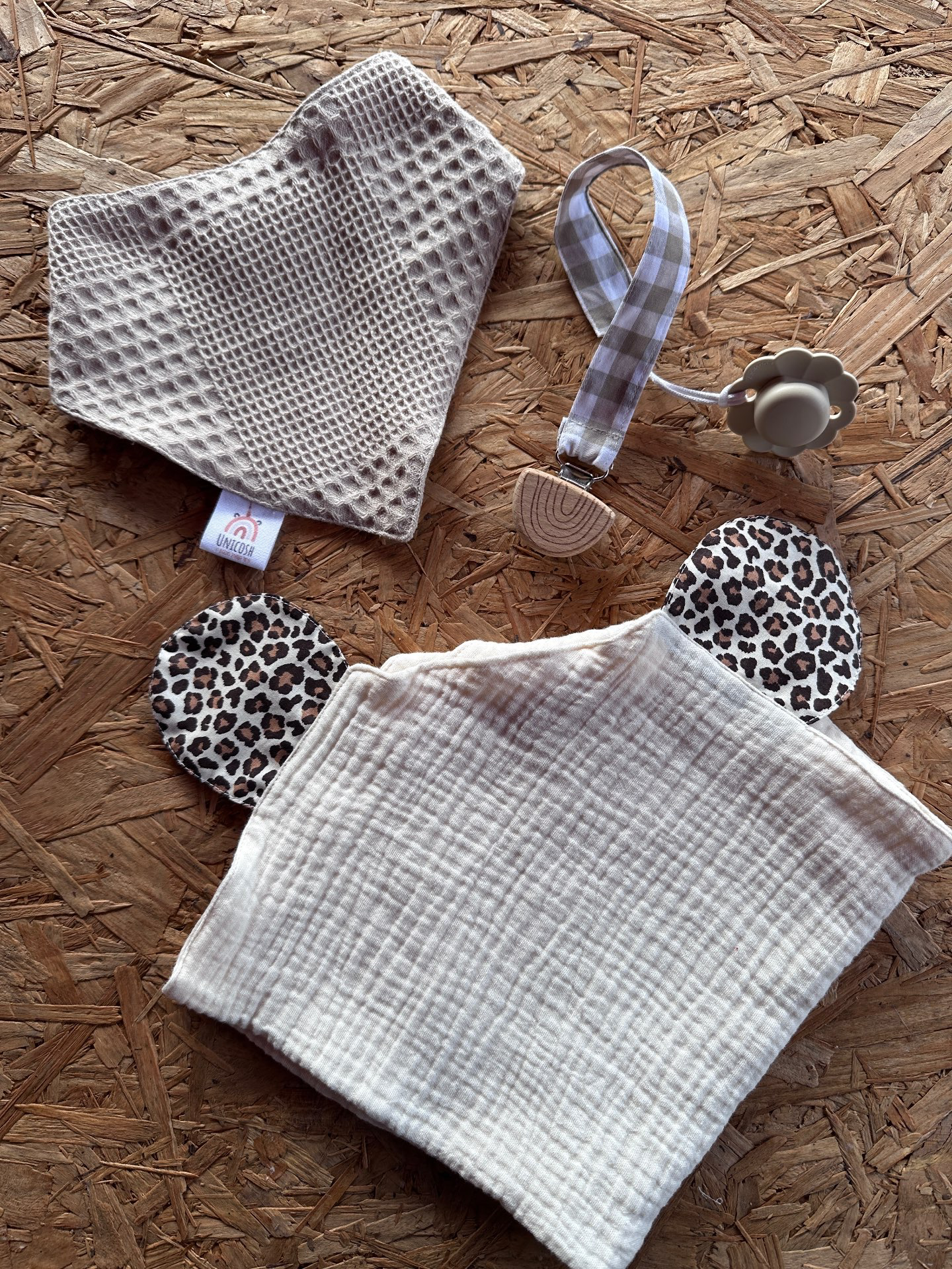 מארז שמיכה , מחזיק מוצץ וסינר בנדנה