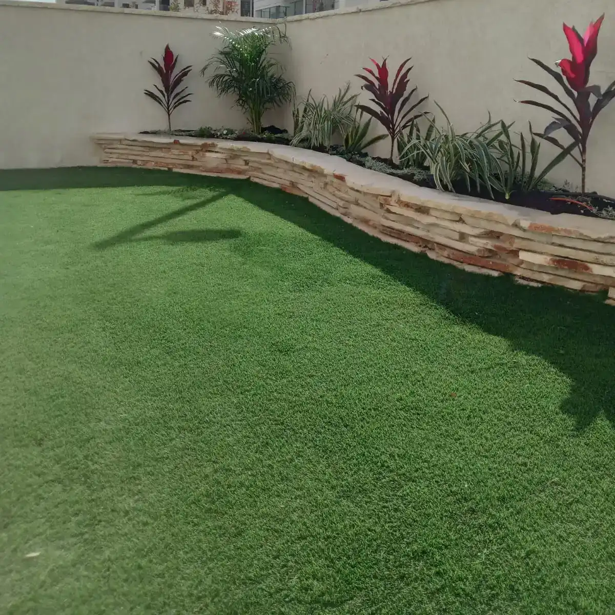  התקנת דשא סינטטי