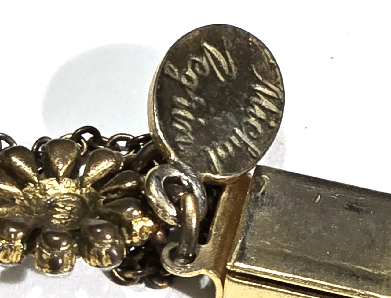 מיד של מיכל נגרין שבוץ אבני סברובסקי בצבעי יהלום