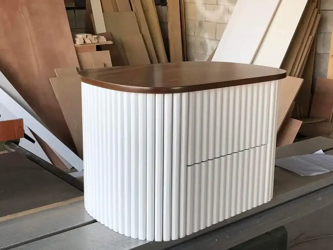 שידת פסים לבנה בשילוב עץ