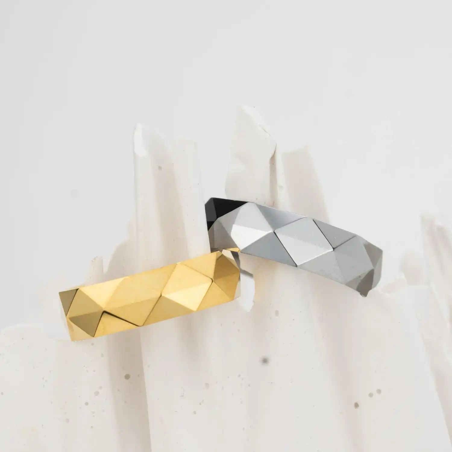 ההבדלים בין כסף סטרלינג לציפוי זהב – מה מתאים לך?