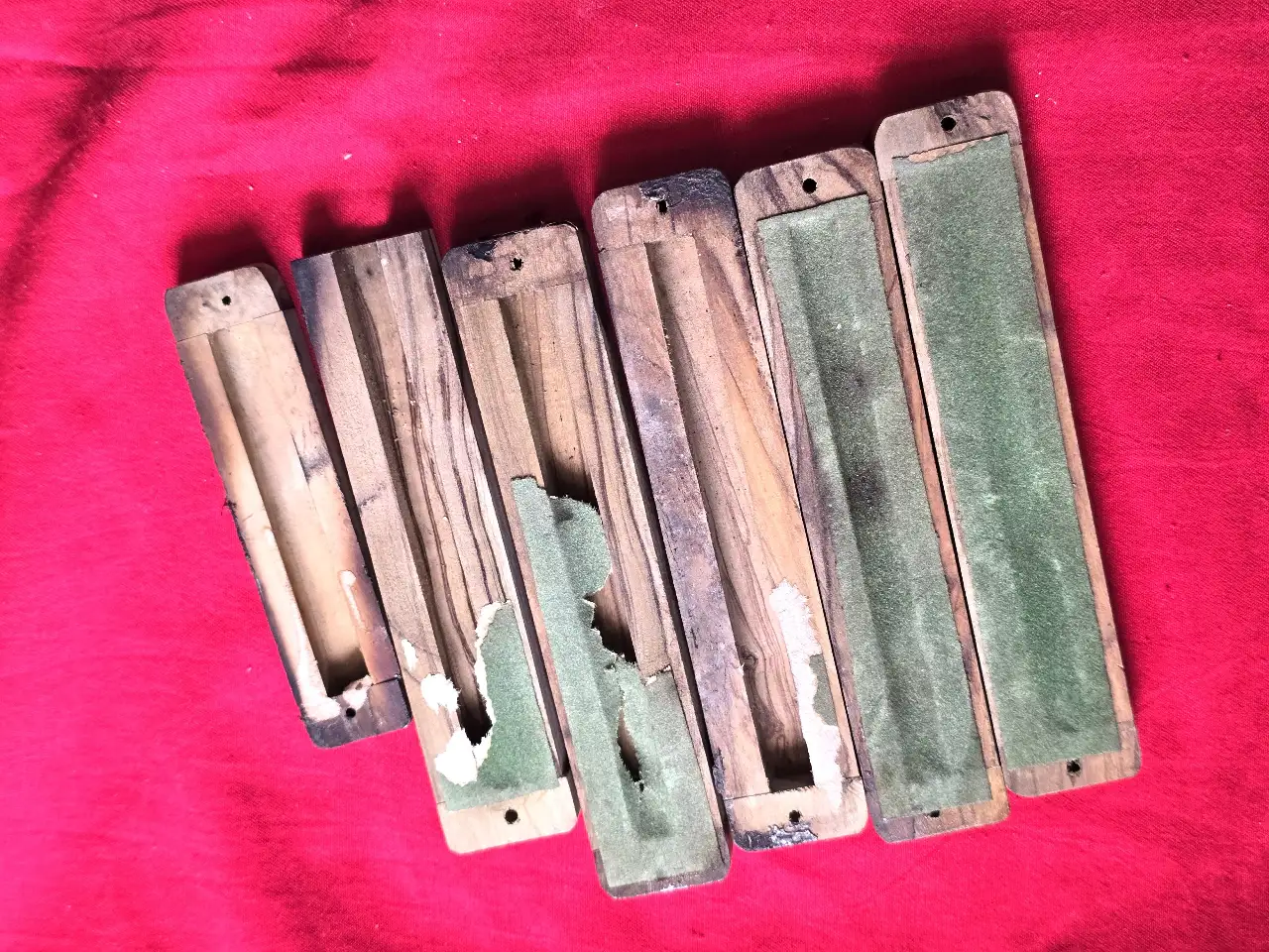 6 בתי מזוזה ישנים, עשויים עץ זית, אות ש' מודגשת בצבע שחור.   כנראה שנות ה-30-40 , ארץ ישראל.   מידות -   4 בתי מזוזה - 14.5X3 סמ   1 בית מזוזה - 13X3 סמ   1 בית מזוזה - 10.5X2.5 סמ.   מצב שמור , סימני גיל .