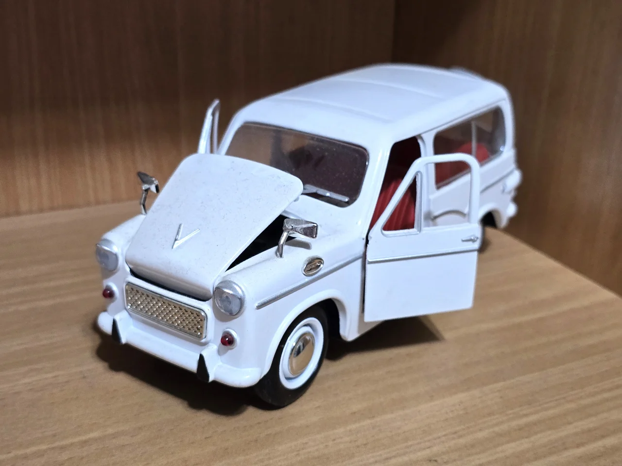 דגם מכונית סוסיתא קוביה מודל 1965, עשוי מתכת Dia-Cast ביחס 1/18, דלתות, מכסה מנוע ודלת אחורית נפתחים, 7x21x9 ס"מ
