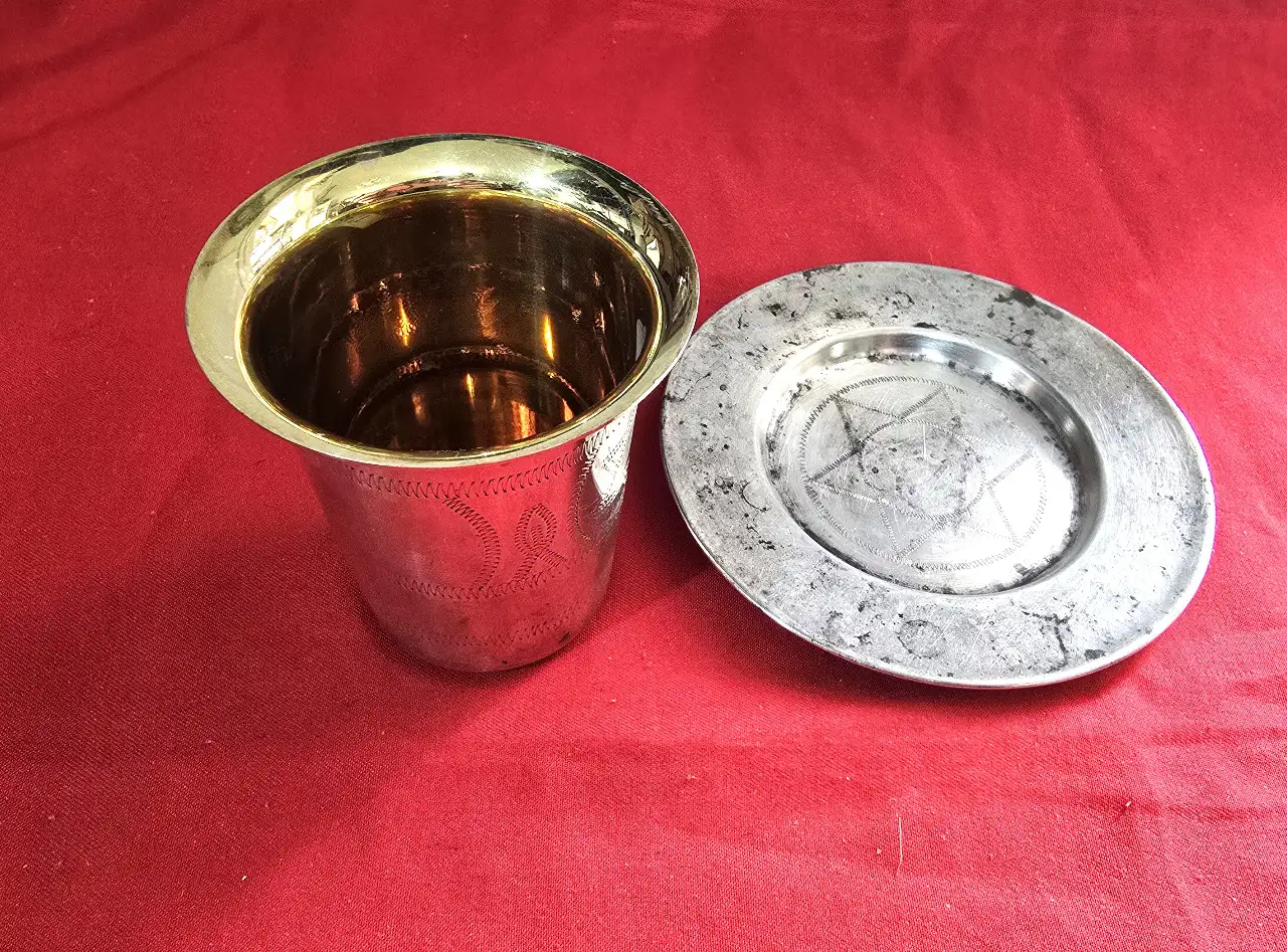 כוס ותחתית כסף 925 חתום חריטות על הכוס ומגן דויד על התחתית מידות הכוס גובה 7 ס'מ קוטר 7 ס'מ ...קוטר התחתית11.5 ס'מ
