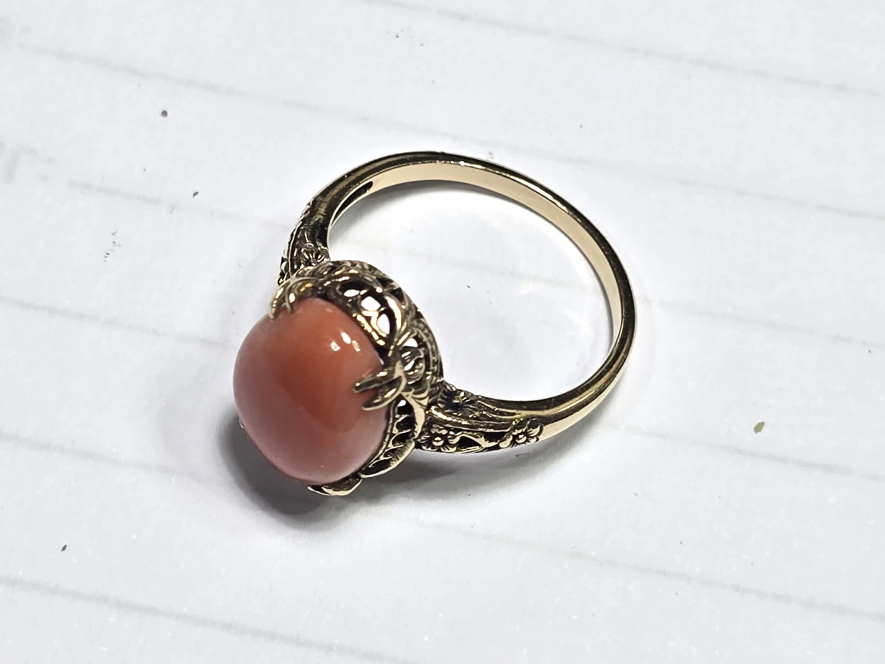 טבעת זהב 14K משובצת קבושון אובאלי קוראל בייבי, מידה 8, משקל: 4.6 גר', מידות הבמה: 15X5 מ"מ.