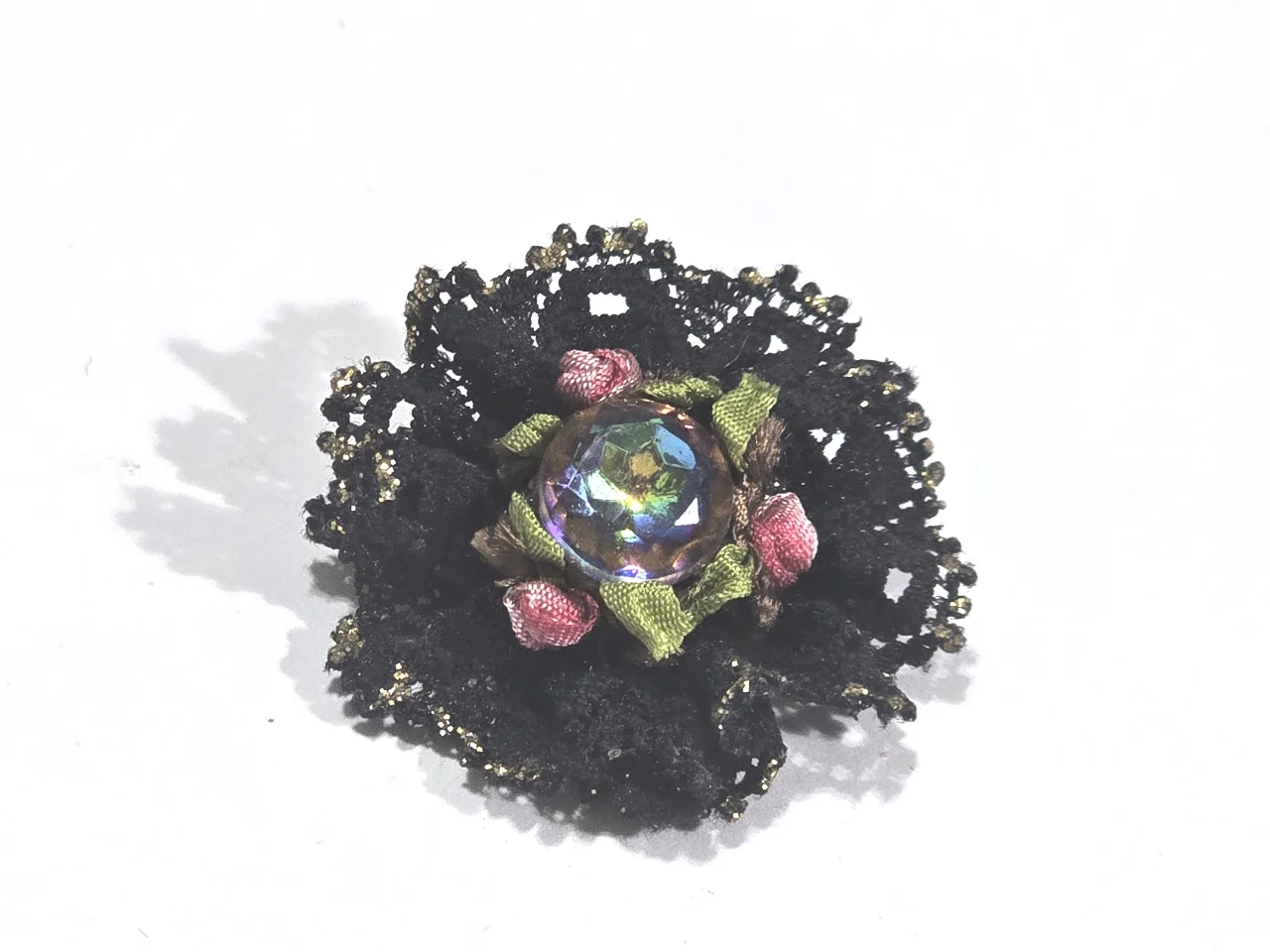סיכה לבגד מבית מיכל נגרין עם פרחים ואבני סברובסקי ובד תחרה שחור